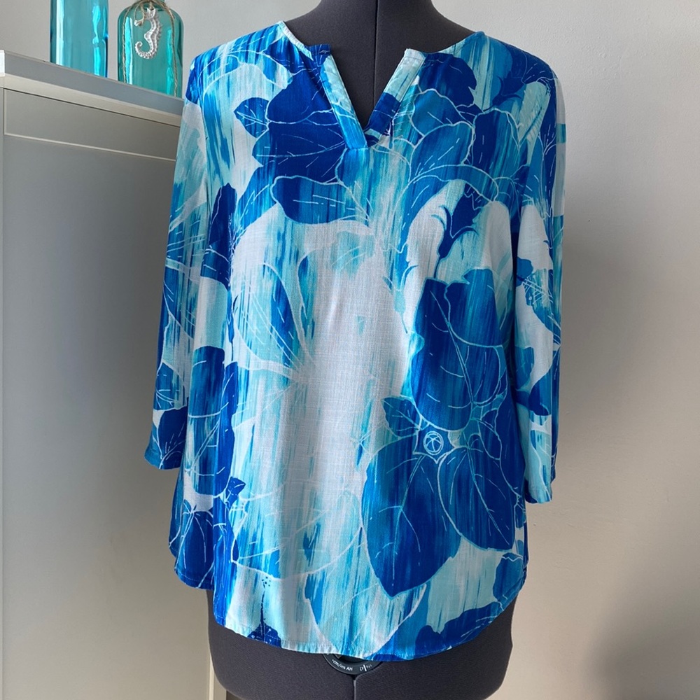 Beautiful Chico’s blouse Size 0 (equivalent to a size 4)